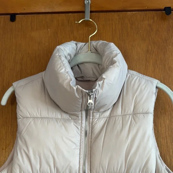 Old Navy Cream Puffer Vest Sz M - Picture 6 of 11